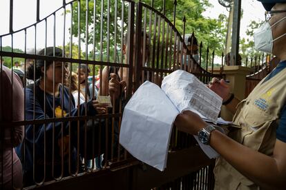 En Danlí, a pocos kilómetros de la frontera con Nicaragua, se agolpan cada mañana cientos de migrantes en las puertas del Centro de Atención del Instituto Nacional de Migración. Procedentes de países del sur, buscan los papeles que les permitan seguir transitando por el país y continuar su ruta hacia Guatemala, México y, finalmente, Estados Unidos. Aquí deberán de pagar una multa de más de 200 euros al cambio, a no ser que demuestren una circunstancia de vulnerabilidad que justifique su presencia. Si deciden proseguir sin la documentación, corren riesgo de ser detenidos y deportados.