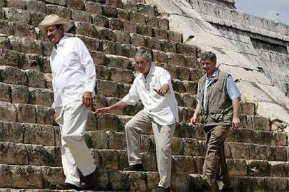 Fox, Bush y Harper (de izquierda a derecha), en las ruinas mayas de Chichén Itzá (México).