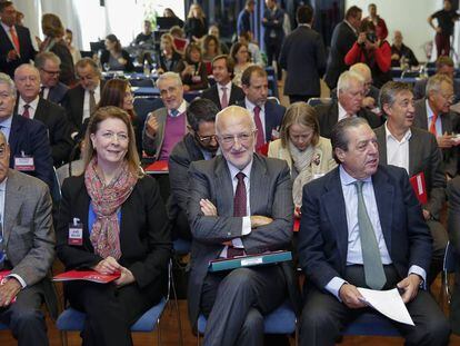 Juan Roig, en el centro, entre Agn&egrave;s Noguera y Vicente Boluda.