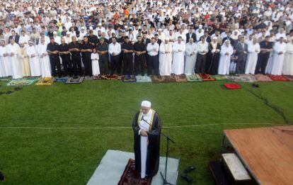 Ismail Haniyeh, primer ministro de Ham&aacute;s se dirige a los fieles durante el rezo del Eid al-Fitr en el Estadio de Gaza.