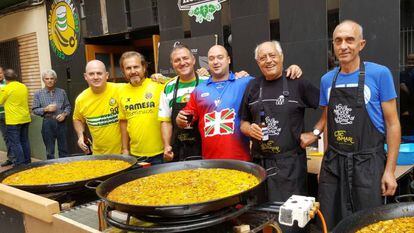 Joseba Combarro (en el centro, con la camiseta de la ikurriña), junto a miembros de la peña Eskozia La Brava (SD Eibar) y de Celtic Submarí (Villarreal) antes del partido que enfrentó a 'groguets' y armeros en la localidad castellonense la pasada temporada.