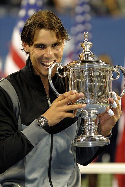 Rafa Nadal posa con el trofeo que le acredita como campeón del Abierto de EE UU.