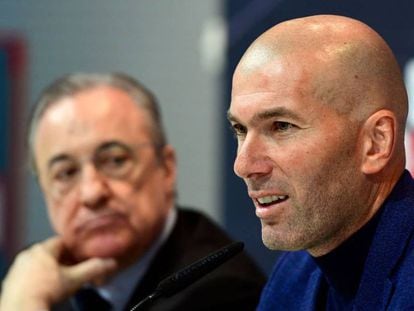 Zinedine Zidane, junto a Florentino Pérez, en el anuncio de su dimisión.