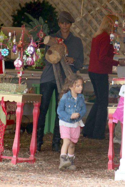 Halle Berry elige junto a su pequeña Nahla los adornos navideños.