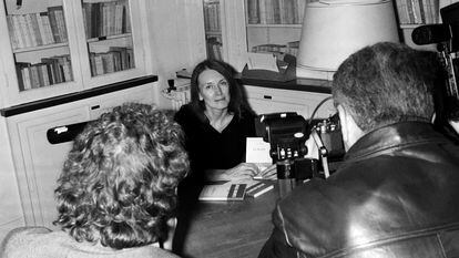La escritora Annie Ernaux, al recibir el Premio Renaudot por El lugar en 1984. Fue su primer reconocimiento en una época en la que la trataban como una escritora “digna de la prensa del corazón”, como recuerda.