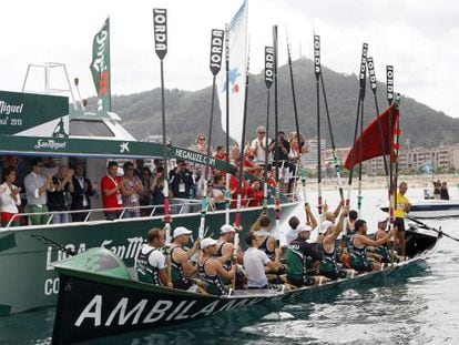 Kaiku levanta los remos para festejar su victoria en aguas de Castro Urdiales.