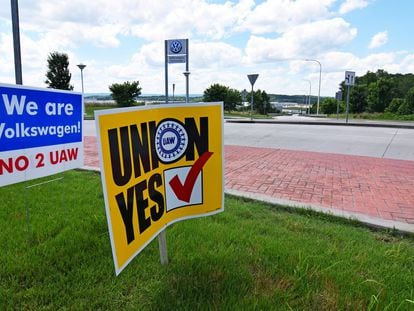 Un cartel que llama a sindicarse a los trabajadores de la planta estadounidense de Volkswagen.