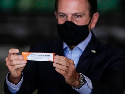 El Gobernador de Sao Paulo, Joao Doria, sostiene una caja con la vacuna de Sinovac.
