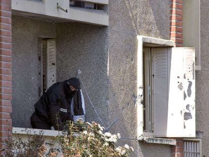 Un policía en el piso de Mohamed Merah.