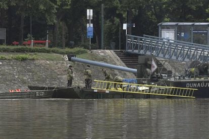 De las 35 personas que iban a bordo (contando con los dos miembros de la tripulación húngaros), siete han sido rescatadas, pero se teme por la vida del resto, según informa el diario húngaro Index. En la imagen, los soldados trabajan en el operativo de rescate en el río Danubio.