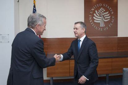 Urkullu (derecha) saluda a Jim Marshall, presidente del United States Institute of Peace (USIP), en Washington.