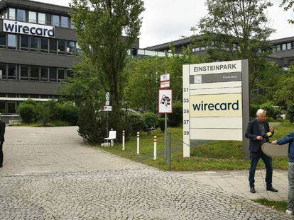 Periodistas y guardias de seguridad ante la sede de Wirecard en Ascheim, cerca de Múnich. EFE/EPA/PHILIPP GUELLAND