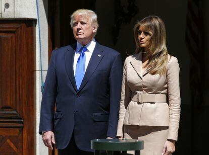 Donald y Melania Trump esperan la llegada del presidente francés Emmanuel Macron en la residencia del embajador de los Estados Unidos en Bruselas.