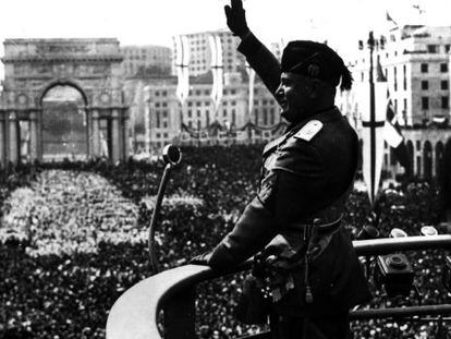 Benito Mussolini, ante una multitud en Génova.
