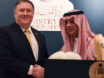 El secretario de Estado de EE UU, Mike Pompeo, choca la mano a su homólogo saudí, Adel al Yubeir, en Riad.