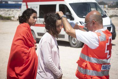 Una menos es atentdida por la Cruz Roja al llegar a Algeciras.