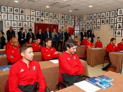 Varios exjugadores en el curso de entrenadores de la federación.