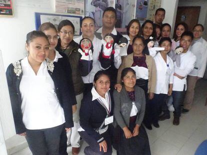 Foto del equipo del Centro de Salud de Larrainzar con los mu&ntilde;ecos del teatro de gui&ntilde;o. , 