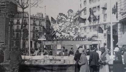 Espectacular parada de la llibreria Catalònia el dia de Sant Jordi de 1932, en una imatge de Gabriel Casas.