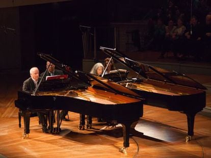 Daniel Barenboim y Martha Argerich, ante sus respectivos pianos. 