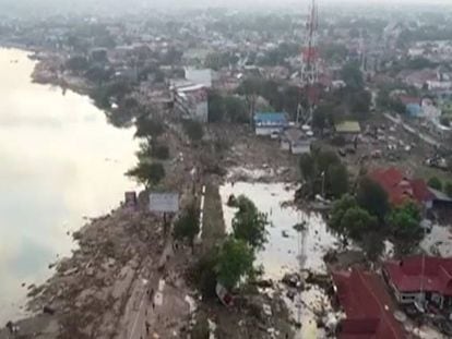 El paso del tsunami por la isla de Cébeles, en Indonesia, a vista de dron.