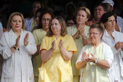 Personal sanitario del Hospital Clínico Universitario de Santiago de Compostela durante los cinco minutos de silencio en memoria de las víctimas del accidente ferroviario, 26 de julio de 2013.