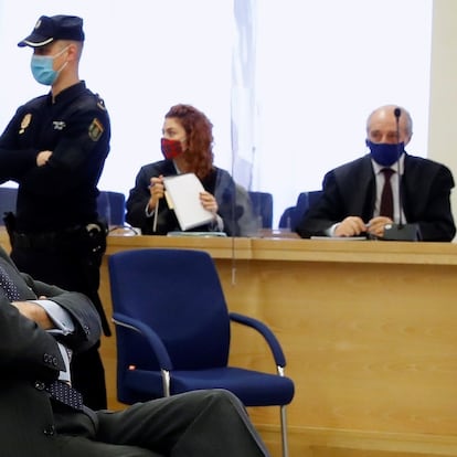 SAN FERNANDO DE HENARES, 08/02/2021.- El extesorero del PP Luis Bárcenas (C) sentado en el banquillo de los acusados durante la primera sesión del juicio de los "papeles de Bárcenas" este lunes en la Audiencia Nacional en San Fernando de Henares. Ocho años después de desvelar la existencia de una caja B en el PP, su extesorero Luis Bárcenas vuelve a sentarse este lunes en el banquillo decidido a poner contra las cuerdas al que durante 20 años fue su partido y al que acusa sin tapujos de financiación irregular "institucionalizada" desde 1982. EFE/Ballesteros POOL