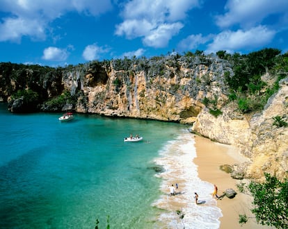 Playa entre acantilados en Little Bay (Anguilla).