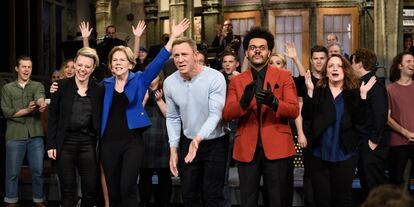Daniel Craig, Elizabeth Warren y el reparto de 'Saturday Night Live', en el último episodio antes de la suspensión del programa.
