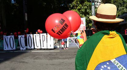 Partidarios de Rousseff, el domingo en una manifestaci&oacute;n en contra de Temer, en S&atilde;o Paulo.