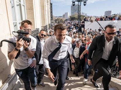Macron subía las escalinatas para celebrar un mitin con sus seguidores el 16 de abril en Marsella.