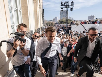 Macron subía las escalinatas para celebrar un mitin con sus seguidores el 16 de abril en Marsella.