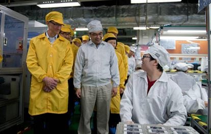 El CEO de Apple, Tim Cook, visita la línea de producción del iPhone en una fábrica de Foxconn en Zhengzhou, China, en marzo de 2012.