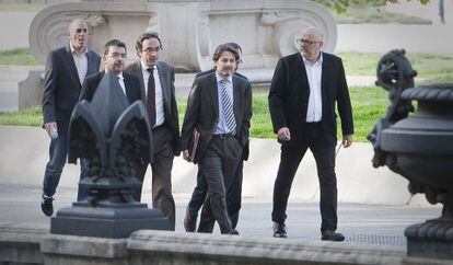 Dirigentes de Converg&egrave;ncia acompa&ntilde;an a Oriol Pujol, en el centro, en abril de 2013, cuando fue a declarar por el &#039;caso ITV&#039;. 