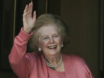 La ex primera ministra británica Margaret Thatcher, de 83 años, ha regresado hoy a casa tras pasar 17 días hospitalizada en Londres a causa de una fractura en un brazo. La ex jefa de Gobierno ha saludado brevemente frente a su residencia en el exclusivo barrio londinense de Belgravia antes de entrar a casa
ayudada por una de sus asistentes. El pasado día 12, la Dama de Hierro tropezó en su vivienda y se
fracturó un hueso en la parte superior del brazo, por lo que debió ser ingresada en el hospital de Chelsea & Westminster, donde ha permanecido en las últimas dos semanas.