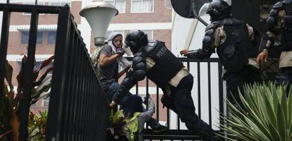Agentes de la polic&iacute;a nacional detienen a unos manifestantes durante la ofensiva contra los estudiantes el jueves.