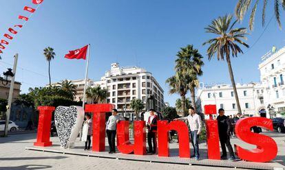 Un grupo de turistas posa para una foto en el centro de Túnez