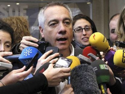 El primer secretario del PSC, Pere Navarro, atiende a los medios durante el Comité Federal del PSOE.