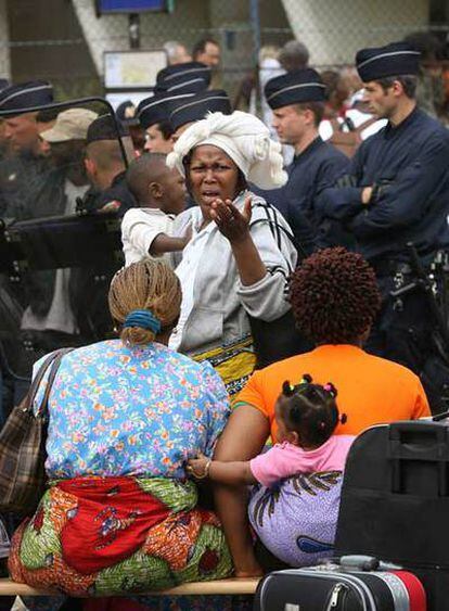 Una mujer protesta ante la policía el pasado agosto en París.