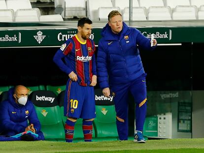 Koeman da instrucciones a Messi antes de sacarlo ante el Betis.