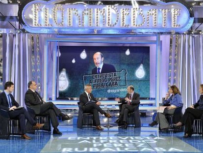 Tras una temporada de perfil bajo Rubalcaba, acudi&oacute; a Telecinco.