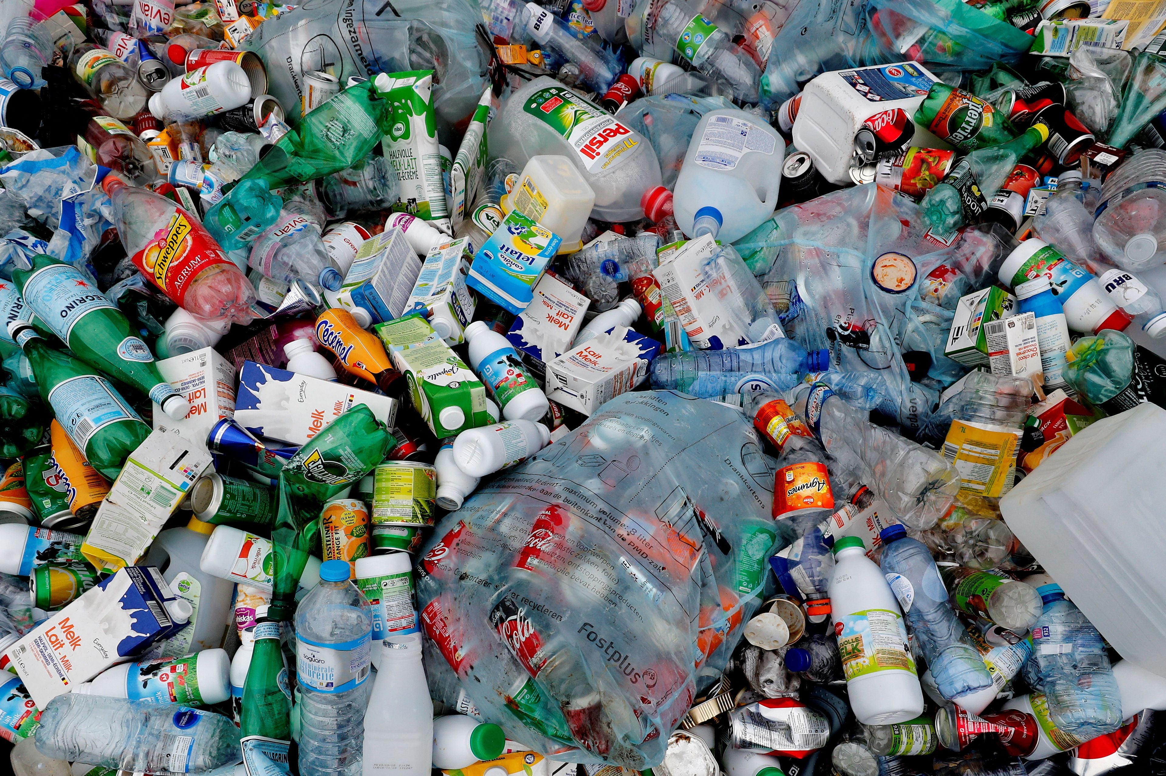 Un informe advierte de que en España solo el 36% de las botellas de plástico se separa para reciclar