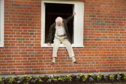 La imagen que da pie a su t&iacute;tulo de &#039;El abuelo que salt&oacute; por la ventana y huy&oacute;&#039;.