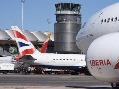 Aviones de Iberia junto a una aeronave de British Airways.