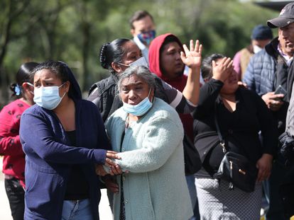 Familiares de Gabriela Gómez, la mujer fallecida en el atentado al secretario de Seguridad Pública de Ciudad de México, Omar García Harfuch, este viernes.