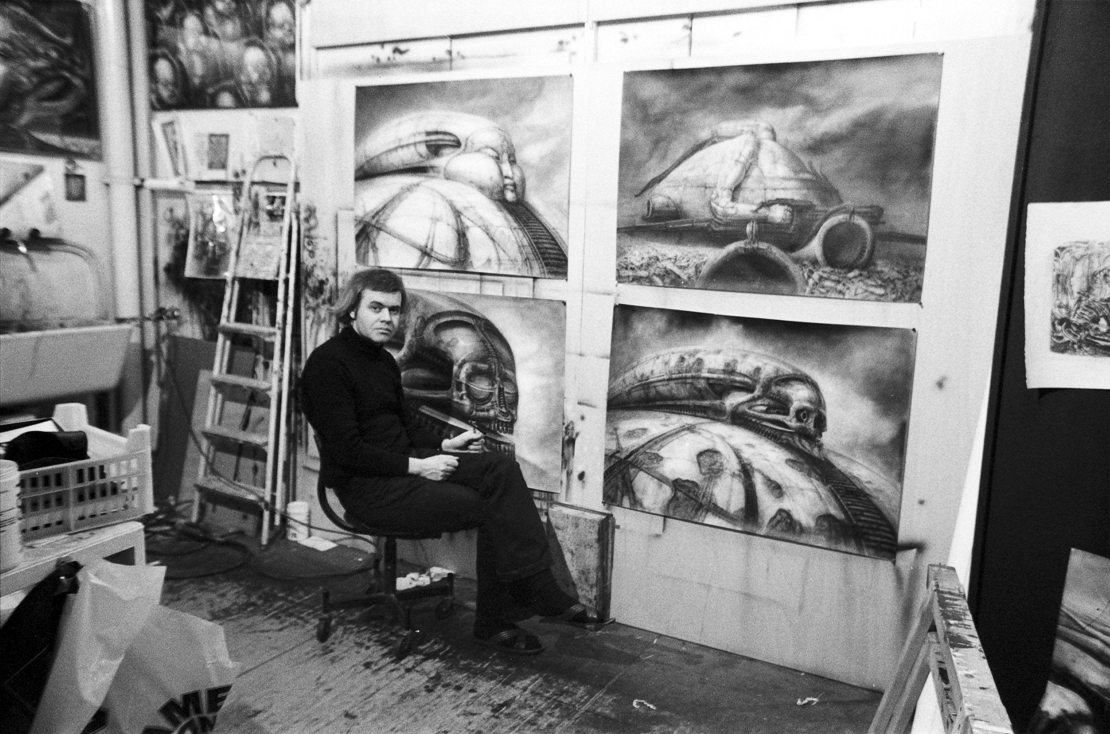 El artista H.R. Giger, en su estudio, con algunos de sus diseños para el oscuro planeta Harkonnen en el 'Dune' de Jodorowsky. Años después desarrollaría estas ideas para 'Alien'.