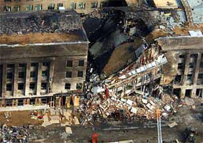 Los equipos de rescate trabajan en el edificio del Pentágono, en Washington, tras el atentado del pasado martes.