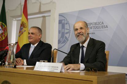 A la izquierda, el secretario de Estado de Energía portugués, Jorge Seguro Sanches; a la derecha, su homólogo español, José Domínguez Abascal, en la reunión de este martes.