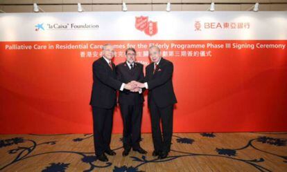 De izquierda a derecha, Isidro Fainé, presidente de la Fundación La Caixa; Ian Swan, comandante del Ejército de Salvación de Hong Kong, y David K. P. Li, presidente de The Bank of East Asia Charitable Foundation Limited.
