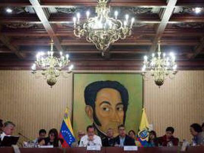 El canciller de Ecuador Ricardo Patiño (c-i) asiste a una reunión con su homólogo de Venezuela, Elías Jaua (c-d), en la sede diplomática del Ministerio de Relaciones Exteriores de Venezuela en Caracas (Venezuela).